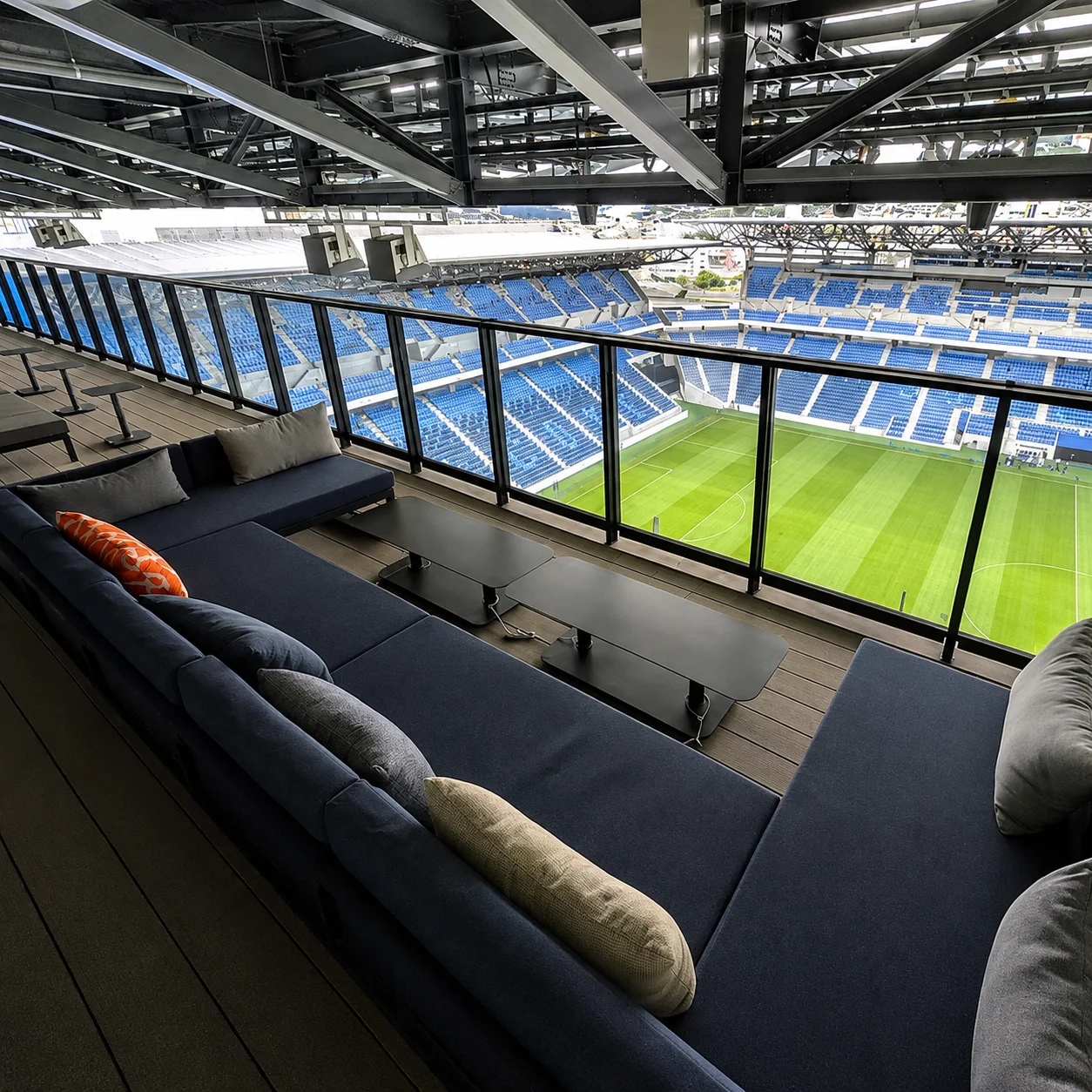 Servicio hospitality y atención de invitados VIP en un estadio